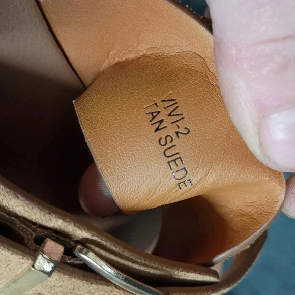 Open toe flat sandal with buckle size 6 and 1/2 - Picture 6 of 8